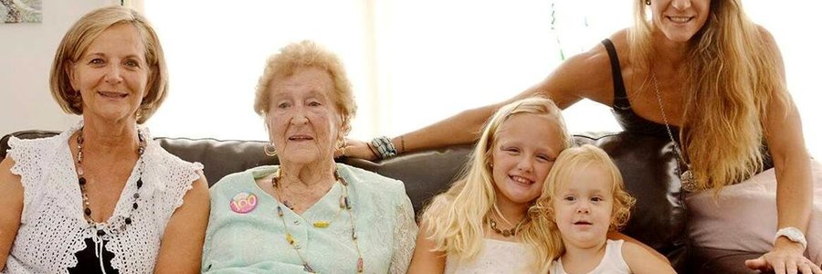  2de van links is ‘n gelukkige Anna Viviers (100) saam met haar dames-nageslag, met vlnr Anita Louw (dogter), Bella en Becky Olivier (agter-kleinkinders) en Suzette Olivier (kleindogter)
